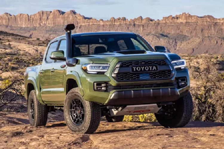 Khác với thị trường các nước Đông nam Á, ở Mỹ, không phải Hilux mà Tacoma mới được xem là mẫu xe đối đầu trực tiếp với Ford Ranger. Sự khác biệt rõ rệt nhất của Tacoma và Hilux đến từ độ rộng khoang lái. Ngoài ra trong khi Hilux có thêm tùy chọn cabin đơn thì đàn anh Tacoma chỉ được cung cấp duy nhất với biến thể cabin kép.