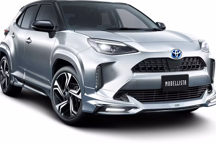 Gói Modellista cũng có một số nâng cấp ở ngoại hình như ốp lưới tản nhiệt, vòm bánh xe mở rộng, ốp gương chiếu hậu cùng màu thân xe. Líp cản trước lớn hơn, ốp sườn mới và cánh gió thể thao phía sau. Ngoài mâm xe thiết kế mới, gói Modellista còn có 2 tùy chọn cản sau.