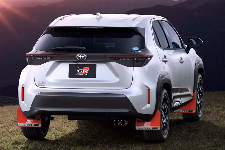 Với gói TRD, xe được bổ sung các tấm chắn bùn màu đỏ khá lạ mắt. Các chi tiết trang trí trên cửa cũng được sơn đỏ. Đèn pha LED có chóa tối màu, khiến phần đầu xe trong dữ tợn hơn.