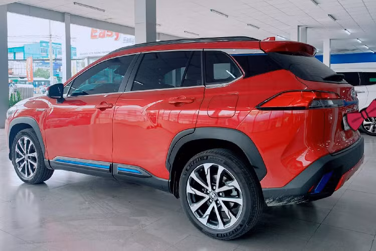 Hiện chưa rõ lý do gì khiến chủ xe nhanh chóng bán lại Toyota Corolla Cross phiên bản 1.8HV mới. Ngoài những lý do cá nhân, có lẽ chủ xe đã không mặn mà với Corolla Cross phiên bản 1.8HV mới hoặc họ có lựa chọn khác tốt hơn như nâng cấp lên các dòng xe sang.
