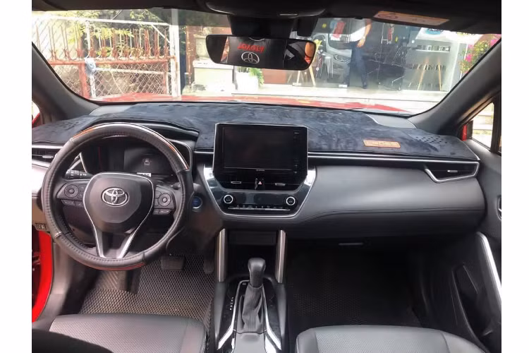 Dù là lý do gì đi nữa, thì chiếc Corolla Cross chạy “lướt” này là một gợi ý dành cho những khách hàng muốn trải nghiệm mẫu CUV hybrid mới của Toyota một cách nhanh chóng. Vì hiện tại số lượng xe Toyota Corolla Cross phiên bản 1.8HV mới “lên kệ” ở các đại lý không nhiều, chính vì thế người mua phiên bản này sẽ phải mất thời gian chờ đợi.