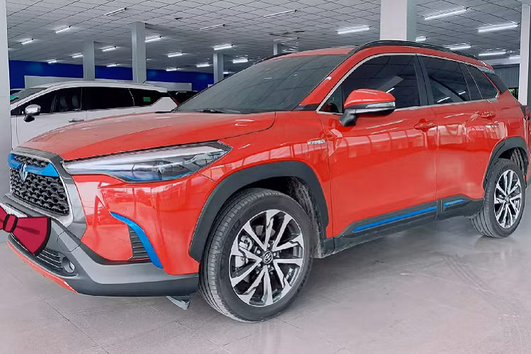  Toyota Corolla Cross 2020 mới phiên bản 1.8HV là mẫu xe hybrid đầu tiên mà Toyota Việt Nam phân phối với khách hàng trong nước. Chưa đầy 2 tháng kể từ khi những chiếc Toyota Corolla Cross phiên bản 1.8HV được giao đến tay khách hàng Việt, thì trên thị trường xe cũ đã có xe đã qua sử dụng được rao bán.