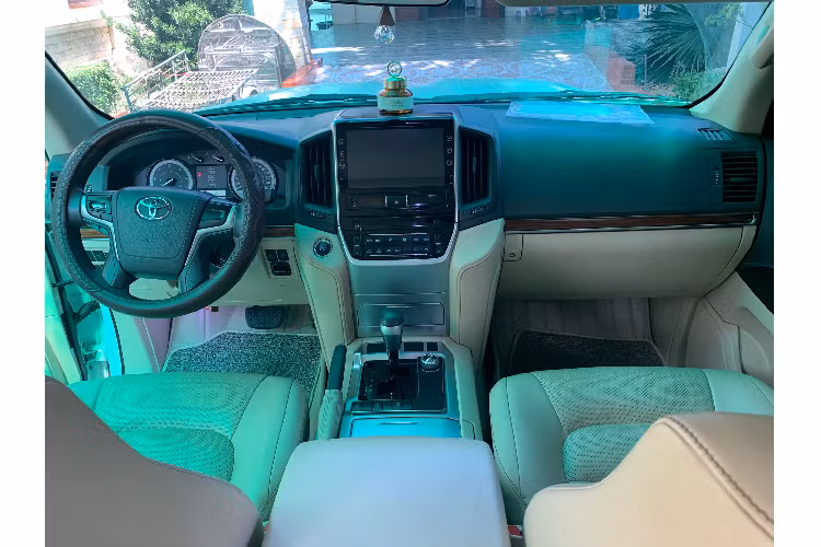 Bên dưới nắp ca-pô chiếc Toyota Land Cruiser này là động cơ V8 dung tích 4.5L tăng áp (mã 1VD-FTV) cho công suất tối đa 260 mã lực tại 3.400 vòng/phút, và mô-men xoắn cực đại 650Nm có được tại ngay dải vòng tua rất thấp từ 1.600 - 2.600 vòng/phút nhờ đó mang lại sức kéo tối ưu cho chiếc SUV cỡ lớn. Mô-men xoắn của động cơ dầu V8 4.5L của Land Cruiser lớn hơn nhiều so với các phiên bản lắp động cơ xăng V8 4.6 hay V8 5.7L, tuy nhiên công suất (hp) thì lại thấp hơn.