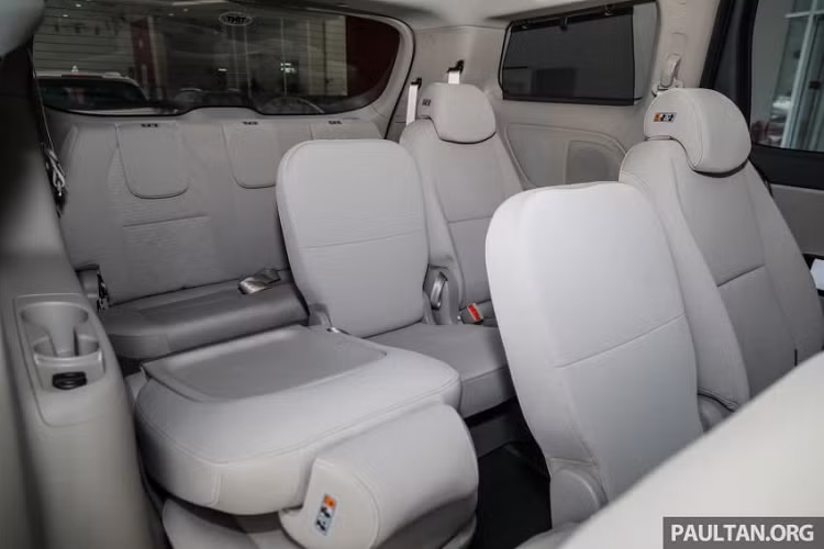 Kia Sedona 2020 bố trí ghế ngồi hợp lý. Mẫu xe 11 chỗ sở hữu thông số chiều dài X chiều rộng X chiều cao lần lượt là 5.115 mm X 1.985 mm X 1.755 mm với chiều dài trục cơ sở đạt 3.060 mm.