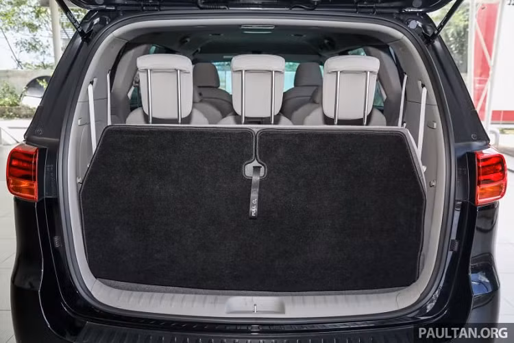 Hành khách có thể sử dụng các tấm che nắng ở hàng ghế thứ 2 và thứ 3. Kia Sedona 2020 còn tích hợp 4 cổng USB cũng như ổ cắm điện cho ghế sau. Về mặt an toàn, mẫu xe 11 chỗ được trang bị hệ thống kiểm soát cân bằng điện tử, hỗ trợ khởi hành ngang dốc và 6 túi khí. Đáng tiếc là xe không có cảnh báo va chạm điểm mù với cảnh báo giao thông phía sau như trước đây.