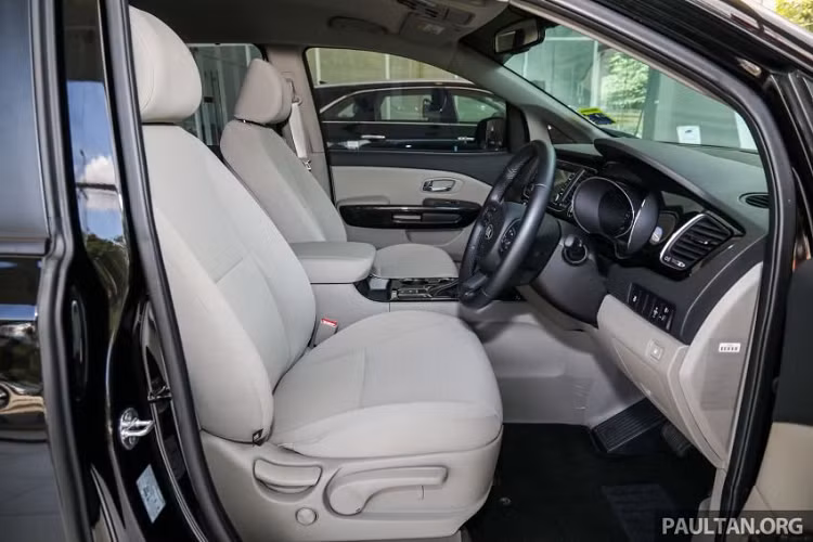 Kia Sedona 2020 độ phục vụ cao. Kia Sedona 2020 có cụm đồng hồ analog, chìa khóa thông minh, nút bấm khởi động và vô lăng gật gù bọc da. Xe cũng bao gồm kết nối Bluetooth, điều khiển hành trình và nhận dạng giọng nói.