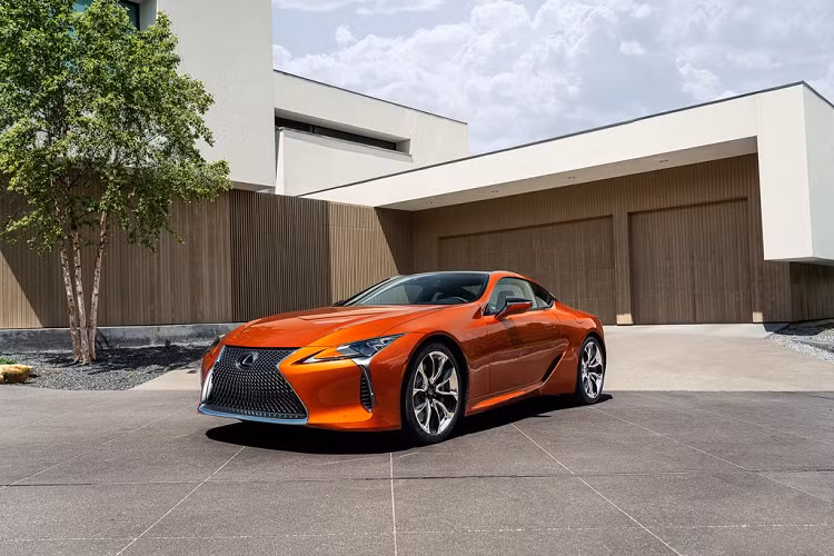 Dù chưa được tiết lộ về giá bán nhưng những chiếc xe sang Lexus LC 500 đang có mặt tại Việt Nam trước đây từng được nhiều đại lý tư nhân nhập về và chào giá dao động trong khoảng 10 tỷ đồng. Do đó, giá xe Lexus LC 500 2021 chính hãng dự kiến khó có thể thể thấp hơn con số này.