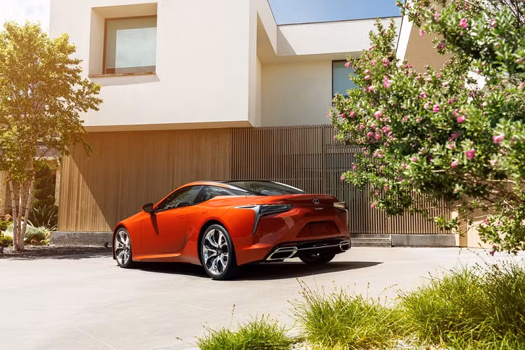 Trên thực tế, chiếc Lexus LC 500 đầu tiên được đưa về Việt Nam từ hồi năm 2017 và cho tới thời điểm hiện tại, ước tính đã có khoảng 3 chiếc lăn bánh trong nước. Tất cả số này đều được đưa về thông qua các đại lý nhập khẩu xe tư nhân.