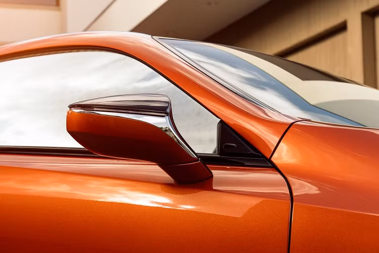 Lexus LC 500 được phát triển dựa trên nền tảng khung gầm Lexus Global Architecture hay Luxury (GA-L) mới được làm từ những vật liệu cao cấp như thép cường độ cao, nhôm và sợi carbon giống như trên LS thế hệ mới.