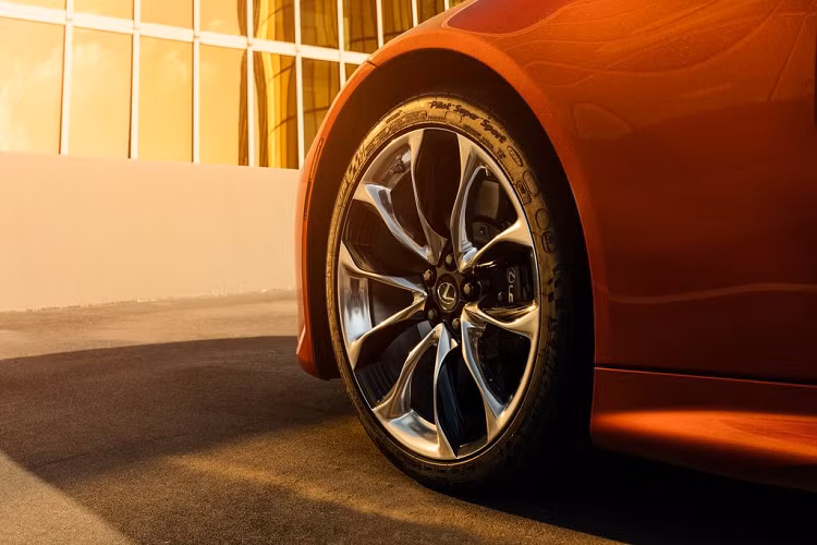 Về thiết kế ngoại thất, Lexus LC 500 là sự giao thoa giữa ngôn ngữ L-Fitness truyền thống của Lexus và phong cách tương lai đầy cá tính. Bằng chứng là Lexus LC 500 nói riêng hay LC nói chung đều sở hữu phần đầu xe dài miên man và phần đuôi xe ngắn, đặc trưng dòng coupe hiện đại.