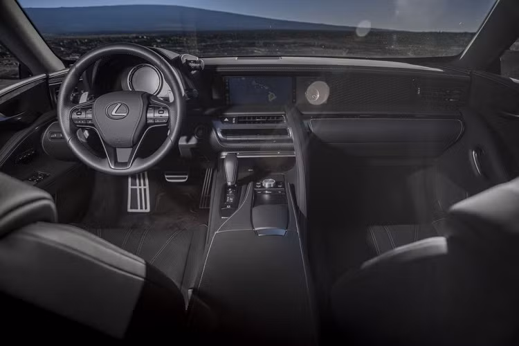 Đáng chú ý, Lexus LC 500 đang bán ra trên thế giới vẫn duy trì thế hệ đầu tiên và chưa có bản nâng cấp. Điều này đồng nghĩa với việc những chiếc Lexus LC 500 chính hãng sắp có mặt tại Việt Nam sẽ tương đồng hoàn toàn với những chiếc LC 500 nhập tư trước đó.