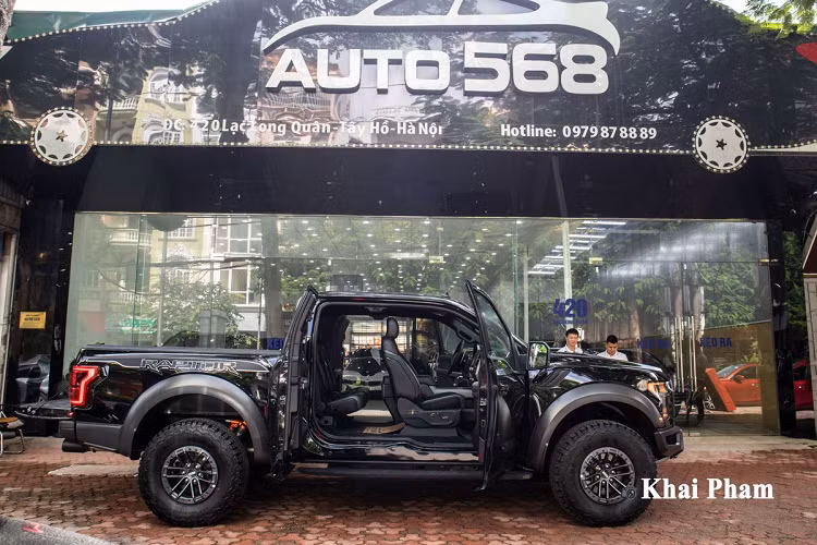 Ngay tại Việt Nam, những chiếc siêu bán tải Ford F-150 Raptor liên tục về nước để phục vụ nhu cầu của người tiêu dùng dưới dạng nhập khẩu tư nhân. Hầu hết những chiếc xe Ford F-150 Raptor đã về nước đều sở hữu cabin đôi (SuperCrew) giống những thiết kế tiêu chuẩn. Tuy nhiên, thú chơi của các đại gia Việt chưa dừng lại ở đó mà việc sở hữu "hàng độc" luôn mang đến khác biệt lớn.