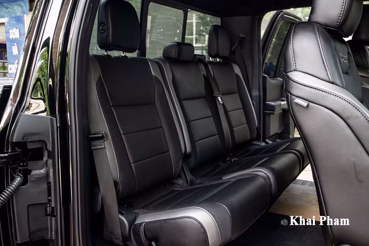 Chiếc siêu bán tải cửa Rolls-Royce đầu tiên ở Hà Nội tiếp tục duy trì vô-lăng bọc da có chức năng sưởi, làm mát và đặc biệt tính năng Adaptive Cruise Control (ga hành trình thích ứng) tiện nghi. Phía sau, chiếc xe này sử dụng đồng hồ dạng analog kết hợp với màn hình hiển thị thông tin cỡ lớn.