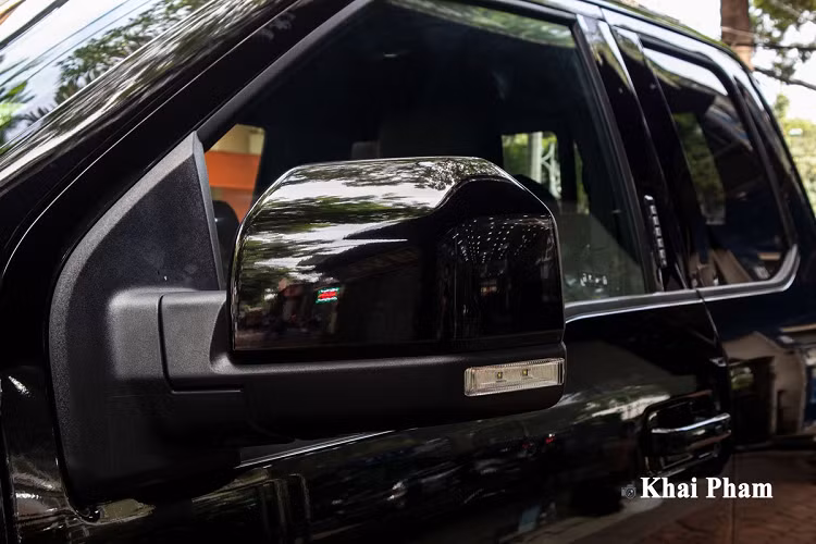 Ford F-150 Raptor "cửa tự sát" được trang bị hàng loạt công nghệ an toàn gồm: hệ thống phanh ABS/BA, cân bằng điện tử, chống trượt thân xe, tính năng hỗ trợ đổ đèo, hỗ trợ khởi hành ngang dốc, hệ thống treo thích ứng, ga tự động thích ứng, hệ thống cảnh báo tiền va chạm, cảnh báo điểm mù, hệ thống hỗ trợ duy trì làn đường kết hợp hỗ trợ phanh khẩn cấp, cảnh báo phương tiện cắt ngang sau, Camera 360 độ, 10 túi khí...