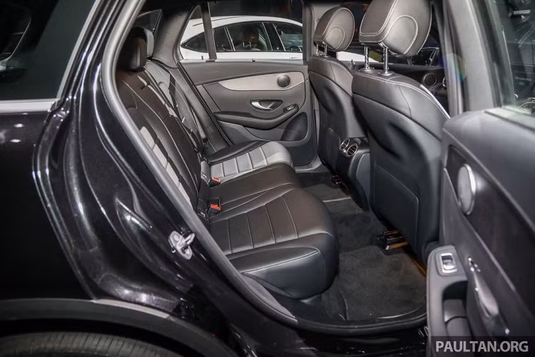 Về hệ truyền động, được biết bộ đôi Mercedes-Benz GLC 200 và GLC 200 4Matic sẽ sử chung khối động cơ xăng 2.0L tăng áp, tương tự như E 200 với công suất tối đa 197 mã lực và 300 Nm mô-men xoắn cực đại. Như vậy, GLC 200 mới có sức mạnh lớn hơn khoảng 13 mã lực so với trước nhưng đối với phiên bản GLC 200 4Matic, việc trang bị động cơ này sẽ khiến sức mạnh bị thuyên giảm đi tới 14 mã lực và 50 Nm mô-men xoắn.