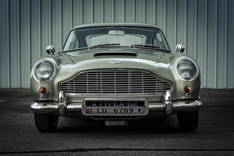 Mới đây, mô hình Aston Martin DB5 1964 đã được bán bởi trang đấu giá Bring a Trailer với giá 201.007 USD. Thân xe được làm thủ công từ sợi thủy tinh, cản trước và sau làm từ thép. Các chi tiết đèn chiếu sáng, đèn hậu, lưới tản nhiệt và logo đều được sản xuất bởi Aston Martin.