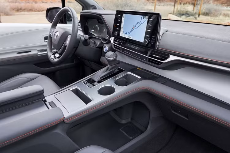 Đối với không gian cabin, Toyota Sienna thế hệ mới mang phong cách hiện đại và cao cấp hơn nhiều so với phiên bản tiền nhiệm. Xe được thiết kế bảng điều khiển dạng 2 tầng với bố trí một màn hình cảm ứng trung tâm nổi 9 inch, màn hình màu hiển thị đa thông tin 7 inch trong buồng lái và bảng điều khiển Bridge Console sáng tạo.