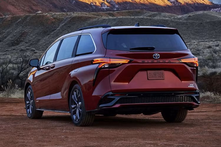 Về ngoại hình, Toyota Sienna 2021 mới sở hữu diện đầy mạo táo bạo với thiết kế bứt phá theo ý tưởng từ những con tàu cao tốc Shinkansen của Nhật. Bên cạnh đó, mẫu xe này còn được phát triển dựa trên nền tảng TNGA-K mới của hãng Toyota toàn cầu. Ở phần đầu xe, Sienna 2021 nổi bật với bộ lưới tản nhiệt hình thang cỡ lớn, cặp đèn chiếu sáng chính mỏng và hiện đại được kết nối với nhau thông qua bộ mặt ca-lăng nhỏ với đường viền crome bao quanh.