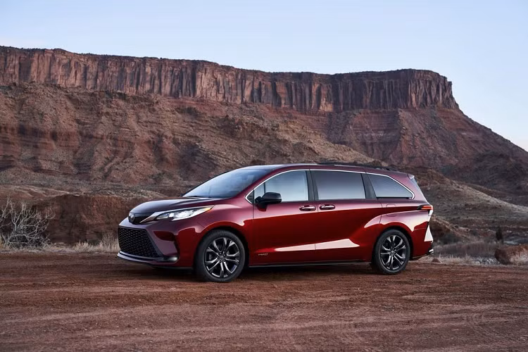 Về mặt an toàn, trên tất cả các phiên bản, Toyota Sienna đều được trang bị Toyota Safety Sense thế hệ thứ 2, bao gồm cảnh báo va chạm Pre-Collision với phát hiện người đi bộ / đèn đường dành cho người đi bộ, kiểm soát hành trình bằng ra-đa ở mọi tóc độ, cảnh báo chệch làn đường với hỗ trợ đánh lái, hỗ trợ giữ làn đường, đèn pha chiếu cao tự động và tính năng đọc biển báo đường bộ.