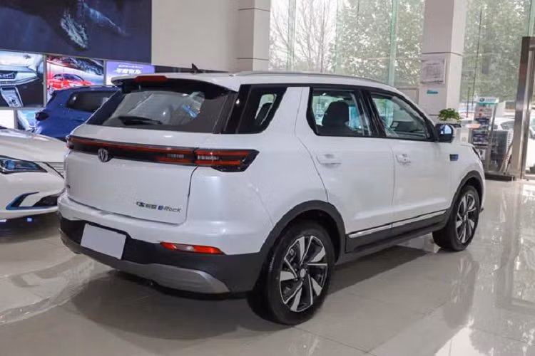 Trên phương diện dáng vẻ, Changan CS55 EV chạy điện được chế tạo dựa trên ngôn ngữ thiết kế của của CS55 Plus. Nói ngắn gọn, hai chiếc xe trông rất giống nhau, và tổng thể kích thước cũng tương tự nhau. Tất nhiên nếu nhìn kỹ hơn, ta thấy Changan CS55 EV có mang những nét thiết kế mới để thể hiện tính chất của một chiếc xe điện hiện đại, ví như lưới tản nhiệt khép kin và bổ sung thêm những chi tiết trang trí màu xanh lam trên nhiều vị trí khác nhau.