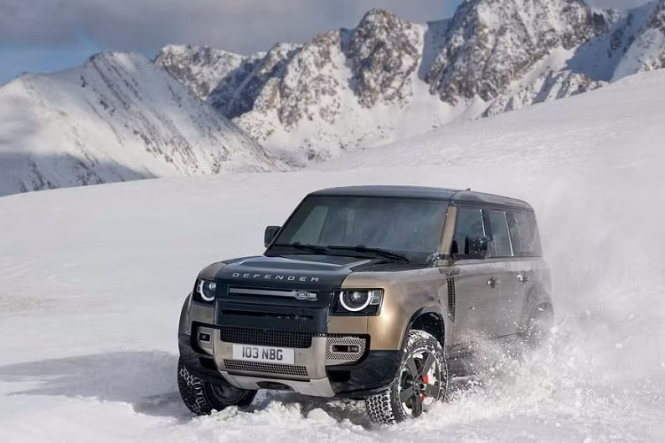 Một trong những chi tiết "ăn tiền" nhất trên Land Rover Defender 110 X chính nằm ở bên dưới nắp ca-pô. Mẫu xe này được trang bị khối động cơ I6 hybrid, sản sinh ra công suất tối đa 400 PS và 550 Nm mô-men xoắn. Sức mạnh này được truyền tới cả 4 bánh thông qua hộp số tự động 8 cấp, giúp xe có thể tăng tốc từ 0 - 100 km/h chỉ trong 6,4 giây.