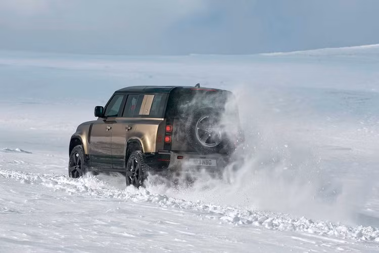 Tiếp tới, Land Rover Defender 110 X được trang bị ghế bọc da Windsor kết hợp vải dệt vân thép, ghế có chức năng sưởi/làm mát và chỉnh điện 14 hướng, hệ thống âm thanh hàng hiệu Meridian 14 loa có bộ siêu trầm, cửa sổ trời...