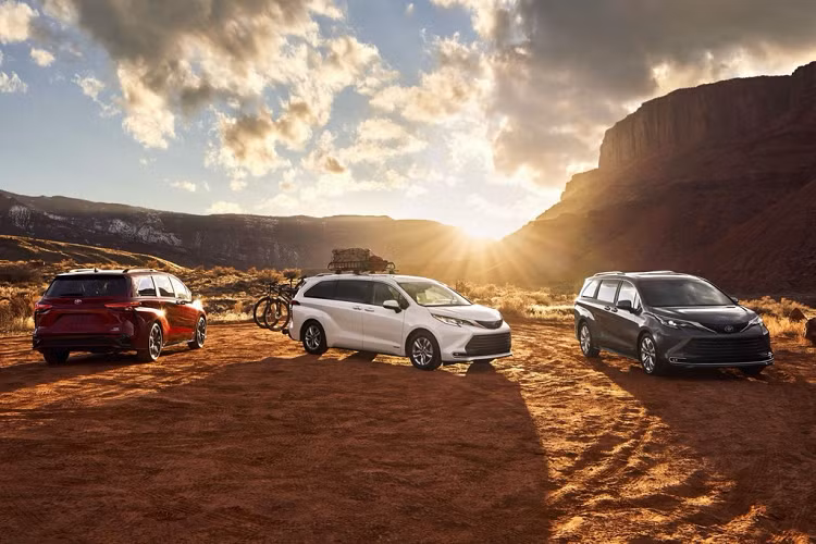 Sau khoảng nửa năm ra mắt toàn cầu, Toyota Sienna 2021 mới đã được niêm yết giá tại thị trường Mỹ. Toyota Sienna 2021 có 5 phiên bản gồm LE, XLE, XSE, Limited và Platinum với mức giá từ 35.600 USD (khoảng 825 triệu đồng) đến 49.900 USD (hơn 1,15 tỷ đồng) cho hệ dẫn động cầu trước.