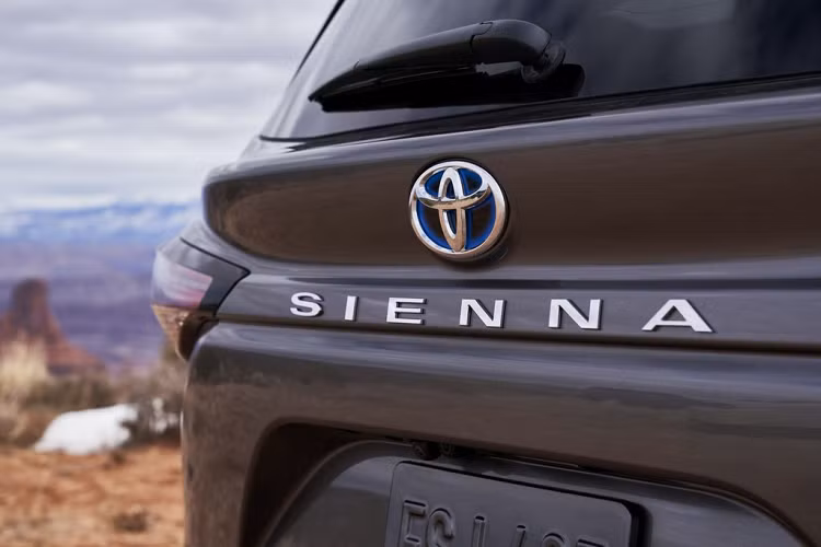 Sienna 2021 được trang bị cửa trượt bên, đóng/mở cốp bằng cảm biến, điều hoà 4 vùng tự động, hàng ghế thứ 2 có thể trượt dài ra tích hợp bệ chân và chức năng sưởi, tủ lạnh mini, vô-lăng chỉnh điện, gương chiếu hậu kỹ thuật số, màn hình HUD và dàn âm thanh JBL 12 loa.