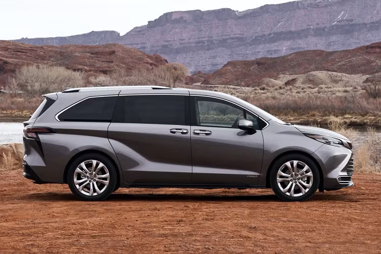 Ở đời 2021, Sienna được xây dựng dựa trên nền tảng TNGA-K mới của Toyota. Nền tảng này đã được sử dụng trên Camry, Avalon, RAV4, Highlander và Venza. Ngoài việc tăng độ cứng của khung xe, nền tảng này còn giúp tối ưu không gian đặt pin cho các mẫu xe hybrid.