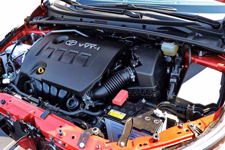Ngoại hình của Toyota Corolla Altis 2020 vẫn được thiết kế theo ngôn ngữ "Keen Look" nhưng sở hữu một phong cách năng động và thể thao hơn nhờ được trang bị gói thiết kế X package hiện đại với cánh hướng gió trước/sau, cùng nẹp hông mới. Các chi tiết này không chỉ tạo nên những đường khí động học trẻ trung, năng động mà còn đảm bảo sự sang trọng, lịch lãm cho chiếc xe.