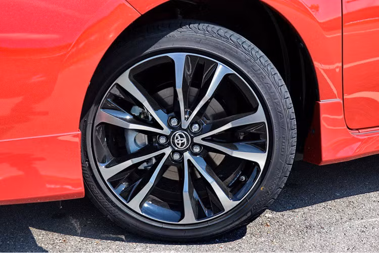 Tại Việt Nam, Toyota Corolla Altis 2020 mới hiện đang nằm ở phân khúc Sedan hạng C, cạnh tranh cùng với các đối thủ như Kia Cerato, Hyundai Elantra, Honda Civic, Mazda 3. Và để đáp ứng nhu cầu đa dạng của khách hàng, màn ra mắt phiên bản mới Corolla Altis 2020 với những cải tiến vượt trội về thiết kế, tiện nghi hiện đại và các tính năng an toàn hứa hẹn sẽ là sự bùng nổ mạnh mẽ hơn nữa trong thời gian tới đây.