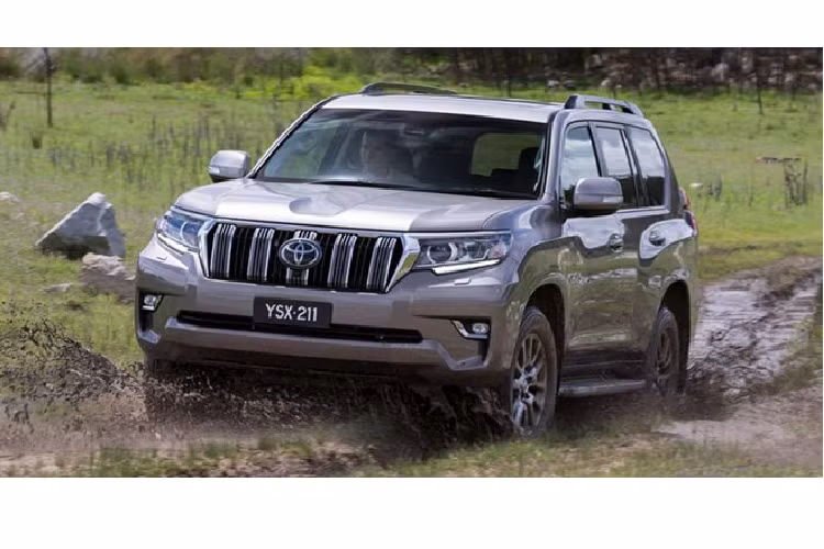Động cơ trên kết hợp với hộp số tự động 6 cấp thay cho loại hộp số sàn 6 cấp cũ. Dù mạnh hơn nhưng động cơ này lại tiết kiệm nhiên liệu hơn với con số trung bình giảm từ 8 lít/100 km xuống 7,9 lít/100 km. Ngoài ra, Toyota Land Cruiser Prado 2021 mới tại thị trường Úc còn được trang bị hệ dẫn động 4 bánh, hệ thống lái thủy lực Variable Flow Control (VFC) và bộ lọc dầu tiêu chuẩn. Xe có bình dầu chính 87 lít, bình dầu phụ 63 lít và khả năng kéo 3 tấn.