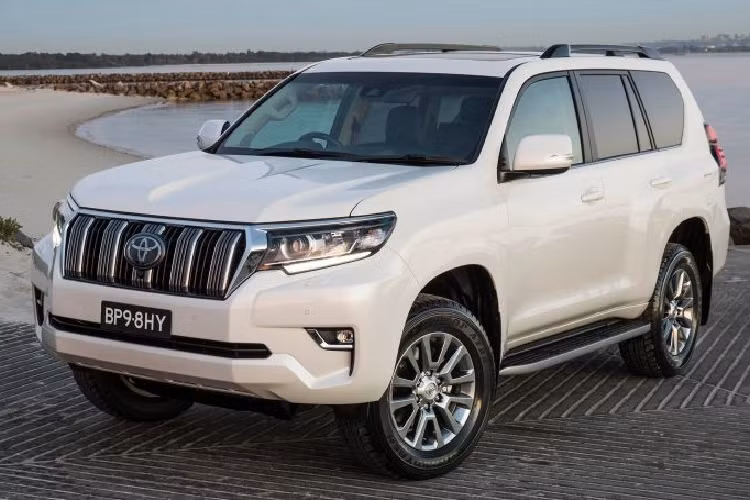 Mới đây, dòng xe Toyota Land Cruiser Prado đã chính thức được bổ sung phiên bản nâng cấp tại thị trường Úc. Bước sang phiên bản 2021, mẫu SUV cỡ lớn này được bổ sung động cơ mạnh hơn và thêm nhiều trang bị so với trước. Tại thị trường Úc, Toyota Land Cruiser Prado 2021 vẫn được chia thành 4 phiên bản là GX, GXL, VX và Kakadu như trước. Dù ở phiên bản nào, xe cũng dùng động cơ diesel 4 xi-lanh, tăng áp, dung tích 2,8 lít nâng cấp.