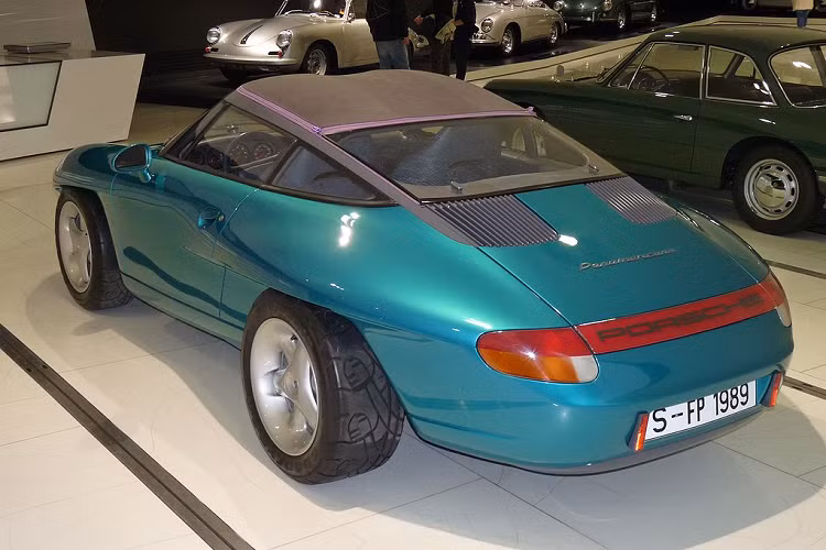 Để tạo ra mẫu concept đặc biệt này, Porsche đã lấy khung gầm và hệ thống truyền động từ một chiếc Porsche 911 Carrera 4 Cabriolet thế hệ 964, và mất 6 tháng đã biến nó thành một chiếc xe với thông số kỹ thuật đi địa hình đáng nể.