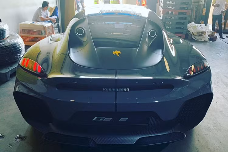 Với giá xe Koenigsegg Gemera rẻ hơn, không có lý do gì mà đại gia Thái Lan không nằm trong số 300 khách hàng sở hữu siêu xe 4 chỗ ngồi đầu tiên của hãng Koenigsegg. Rõ ràng là việc có đại lý chính hãng đã giúp cho các nhà giàu ở Thái vừa hưởng mức giá bán Koenigsegg Gemera rất tốt và thậm chí là dễ dàng có suất mua xe chính thức, không thông qua trung gian nhằm giúp các đại gia nước này tiết kiệm khá nhiều.