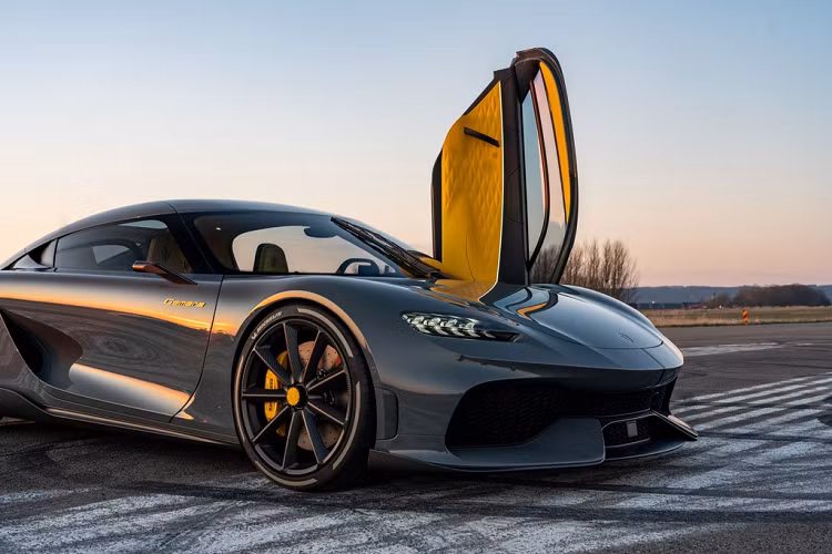Với sức mạnh khủng khiếp kể trên, Koenigsegg Gemera có thể tăng tốc từ 0-100 km/h trong thời gian chỉ 1,9 giây và đạt vận tốc tối đa 400 km/h. Nếu chỉ dùng riêng mô-tơ điện, xe có thể chạy hết quãng đường 50 km. Con số này sẽ tăng lên 950 km với động cơ đốt trong của xe. Nói cách khác, Koenigsegg Gemera sẽ có phạm vi hoạt động tổng cộng khi được đổ đầy xăng và sạc đầy pin là 1.000 km.