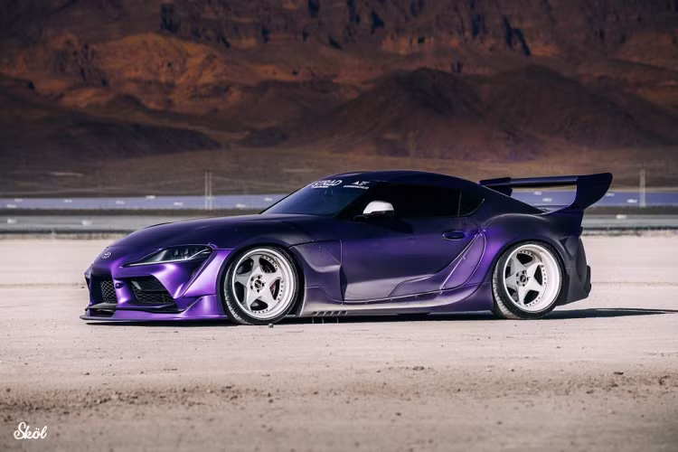 Để tạo sự khác biệt với những chiếc xe khác và biến chiếc xe thể thao Toyota Supra trở nên đồng bộ với những chiếc trong bộ sưu tập của mình, TheStradman đã lập tức dán chiếc xe với màu titan mờ (tím mờ). Màu decal tạo cho xe được nét độc đáo, cùng với đó là sự lạ mắt khi sử dụng bộ mâm màu trắng tương phản.