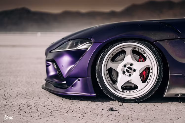 Chiếc Toyota Supra của Stradman thuộc phiên bản Launch Edition, vì thế xe được trang bị động cơ 6 xylanh thẳng hàng, cung tích 3.0 lít tăng áp, sản sinh công suất 355 mã lực và mô-men xoắn cực đại 500 Nm. Sức mạnh được truyền đến trục bánh sau thông qua hộp số ZF 8 cấp, nhờ đó, chiếc xe thể thao của thương hiệu Nhật Bản có thể tăng tốc lên 100 km/h trong 3,9 giây trước khi đạt tốc độ tối đa hơn 250 km/h.