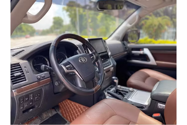Xe sử dụng động cơ dầu V8 dung tích 4.5 lít (4.461cc) 1VD-FTV cho công suất tối đa 249 mã lực và mô-men xoắn cực đại 650Nm đạt được ngay tại dải vòng tua 1.60- - 2.600 vòng/phút. Sức mạnh được truyền xuống bốn bánh (4WD) thông qua hộp số tự động 6 cấp (6AT).