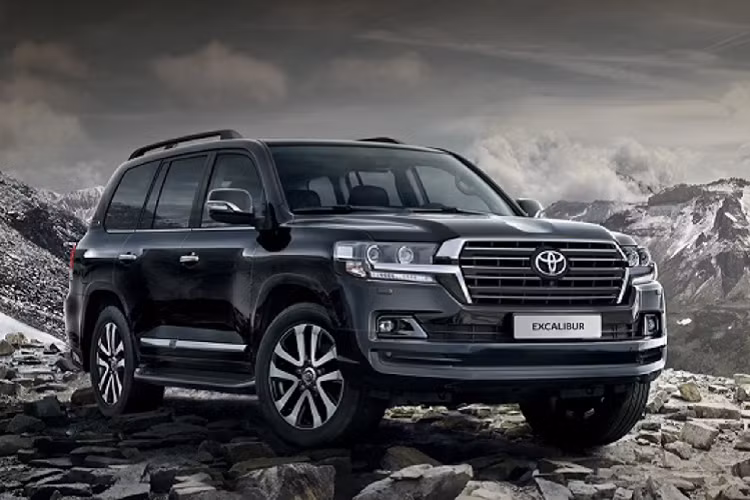 Số đông sẽ “lắc đầu” khi nhìn vào giá bán chạm mức 10 tỷ đồng của một chiếc Toyota Land Cruiser VXR MBS đời 2019, hay những chiếc Land Cruiser máy dầu đã qua sử dụng được bán lại với giá 5 – 6 tỷ đồng.