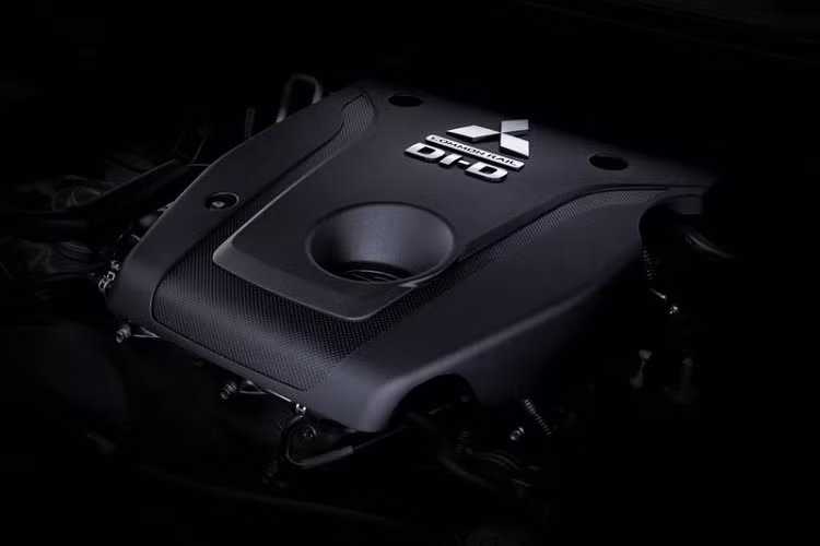 Bên cạnh những thay đổi rõ nét về khâu thiết kế nội, ngoại thất - mẫu xe SUV Mitsubishi Pajero Sport 2020 còn ẩn chứa rất nhiều nâng cấp mới về mặt trang bị tiện nghi và công nghệ. Trong đó, bao gồm cả việc phiên bản này sẽ loại bỏ động cơ xăng V6 trên thế hệ tiền nhiệm.