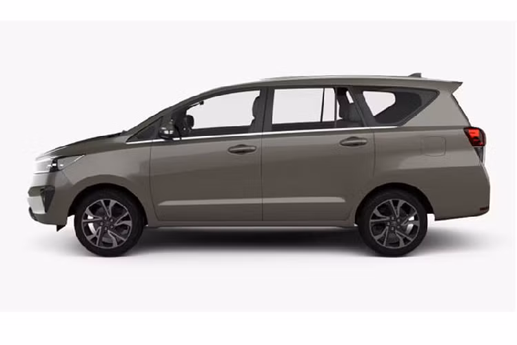 Toyota Innova thế hệ mới có mặt trước hoàn toàn mới với đèn pha LED mới (dành cho bản cao cấp, chiếc xe lộ diện là bản tiêu chuẩn dùng đèn halogen), lưới tản nhiệt sửa đổi và cản trước tái thiết kế. Những thanh crôm ngang đã được thay bằng nhựa màu đen, bên cạnh đó, hốc đèn sương mù trên xe được đặt dọc.