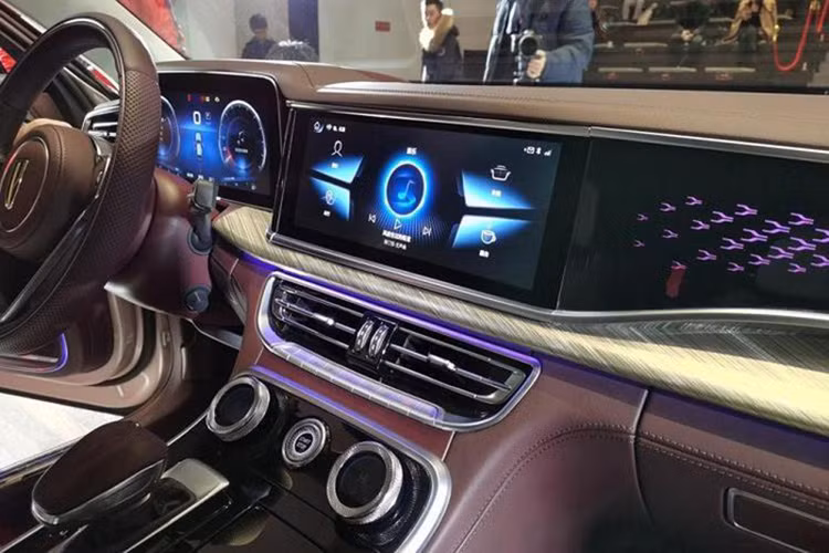 Bên trong Hồng Kỳ H9+ 2020 là không gian nội thất chỉ có 4 chỗ ngồi với 2 ghế thương gia tách riêng với nhau ở phía sau. Với kích thước lớn hơn, Hồng Kỳ H9+ 2020 hứa hẹn sẽ mang đến không gian nội thất rộng rãi và thoải mái hơn cho người dùng, nhất là hành khách ở hàng ghế sau. Nội thất của Hồng Kỳ H9+ 2020 được bọc da toàn bộ và phối 2 màu tương phản giống ngoại thất.