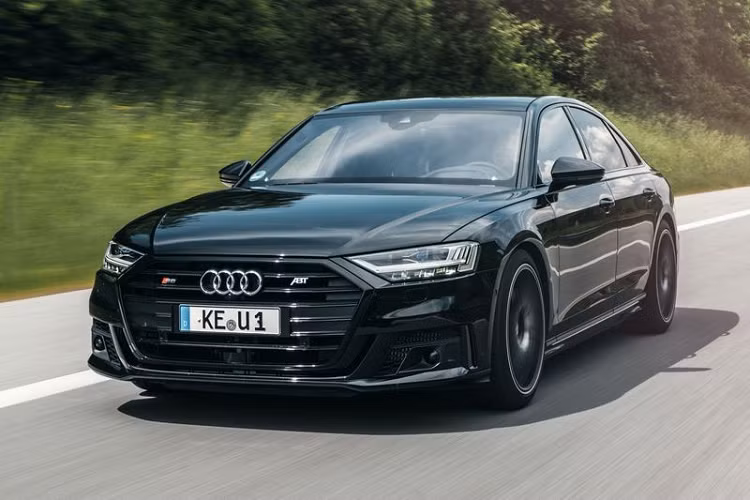 Audi S8 được ABT cung cấp tùy chọn các bánh xe ABT GR và FR, có sẵn trong các kích thước 20 và 21 inch. Trong đó, vành FR 21 inch (loại chiếc xe trong ảnh sử dụng) có thiết kế 5 chấu cổ điển sơn đen huyền bí, được tạo điểm nhấn bằng các đường viền sáng bóng.