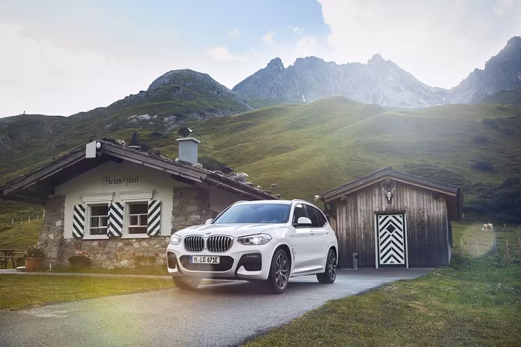 BMW X3 xDrive30e mới có thể tăng tốc từ 0 lên 100 km/h trong 6,1 giây và tốc độ tối đa 210 km/h. Theo công bố của nhà sản xuất, mẫu SUV xanh này có mức tiêu hao nhiên liệu khoảng 1,8-2,0 lít/100 km. Lượng khí thải CO2 là 49 gram/km.