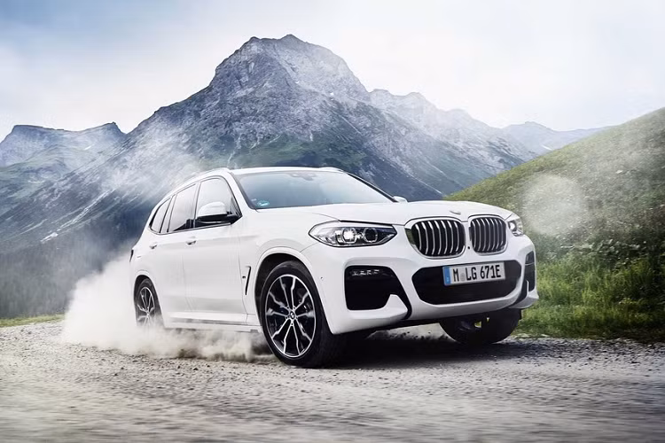 Cung cấp sức mạnh cho BMW X3 xDrive30e là khối động cơ xăng tăng áp kép 4 xy-lanh, dung tích 2.0L kết hợp với động cơ điện sản sinh tổng công suất 292 mã lực và mô-men xoắn 420 Nm. Với sức mạnh này, X3 xDrive30e nằm giữa X3 xDrive30i tiêu chuẩn (248 mã lực) và X3 M40i (392 mã lực).