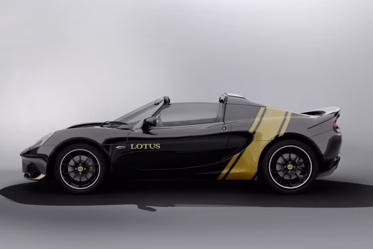 Tiếp đến, ta có phối màu đỏ, trắng và vàng, lấy từ chiếc siêu xe Lotus Type 49B từng được sử dụng bởi Graham Hill vào năm 1968 và giành chức vô địch thế giới thứ 2 của ông với chiếc xe này. Phối màu xanh, đỏ và bạc lấy cảm hứng từ chiếc xe đua Công thức 1 Type 81, được Nigel Mansell, Elio de Angelis và Mario Andretti sử dụng vào năm 1980.