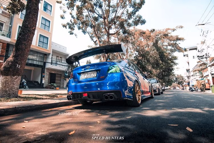 Chưa hết, chiếc Subaru WRX STI độ khủng này còn được chủ nhân dán thêm lớp decal theo phong cách xe đua, choá đèn sau cũng được dán decal 7 màu khá bắt mắt, trang bị ống xả mới cho ra những âm thanh đầy uy lực...