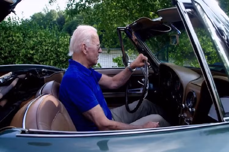 Thế nhưng công chúng Mỹ lại ấn tượng với ông Joe Biden dù nay đã 78 tuổi trong chiến dịch vận động tranh cử thông qua hình ảnh trẻ trung đầy sức sống khi cầm lái chiếc Chevrolet Corvette Stingray đời 1967 của mình. Đây chính là chiếc xe thể thao mui trần đầu tiên của ông Biden và nó là món quà cưới từ cha ông, người lúc đó (năm 1977) đang làm việc tại đại lý Chevrolet. 
