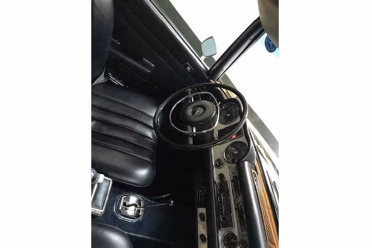 Điểm độc đáo của “bố già” Mercedes-Benz SL 280 là nó vừa là một chiếc Coupe, vừa là một chiếc mui trần với phần mui xe (mui cứng) có thể tháo rời, đây là một tùy chọn thay cho mui mềm (mui vải) vốn là trang bị tiêu chuẩn. Phong cách mui xe của SL W113 được gọi dưới cái tên “Pagoda” (tạm dịch là mái chùa).